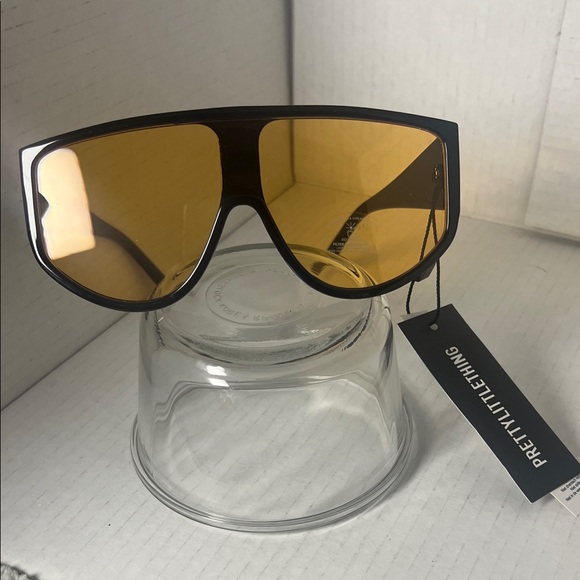 PrettyLittleThing Accessories - PrettyLittleThing Black Frame Sunglasses with Yellow Lenses